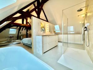 Le Loft - By BEST KEYS - Prestige - Vue Cathédrale - Poutres Apparentes - Baignoire Îlot - Centre Ville - Smart TV - Machine à Café Nespresso - WiFi Illimité - Check-in Autonome