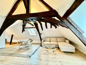 Le Loft - By BEST KEYS - Prestige - Vue Cathédrale - Poutres Apparentes - Baignoire Îlot - Centre Ville - Smart TV - Machine à Café Nespresso - WiFi Illimité - Check-in Autonome