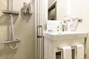 Deluxe Triple Room with Balcony room in Rast Hotel