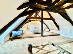 Le Loft - By BEST KEYS - Prestige - Vue Cathédrale - Poutres Apparentes - Baignoire Îlot - Centre Ville - Smart TV - Machine à Café Nespresso - WiFi Illimité - Check-in Autonome