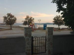 Erdgeschosswohnung mit Terrasse mit Meerblick, nur wenige Meter von Strand und Meer entfernt