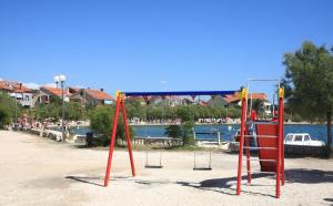 Erdgeschosswohnung mit Terrasse mit Meerblick, nur wenige Meter von Strand und Meer entfernt