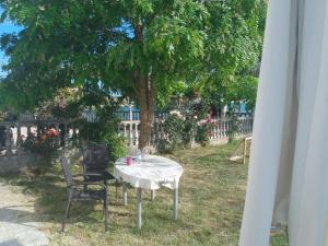Erdgeschosswohnung mit Terrasse mit Meerblick, nur wenige Meter von Strand und Meer entfernt