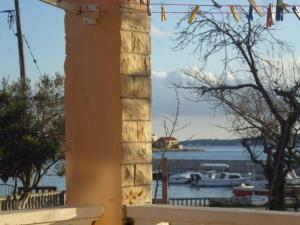 Erdgeschosswohnung mit Terrasse mit Meerblick, nur wenige Meter von Strand und Meer entfernt