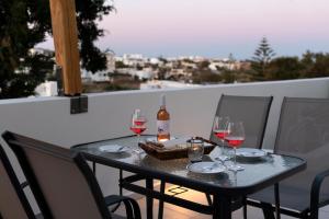 Restia Seaside Apartment II, 50m from Megas Gialos Beach