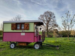 Campings Chez Marie Roulotte : Caravane