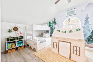 Boho Haven Hideaway - Walk to Pool,Theater,Arcades, Firepit, Lake Access