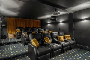 Boho Haven Hideaway - Walk to Pool,Theater,Arcades, Firepit, Lake Access