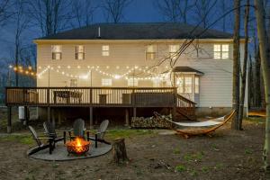 Boho Haven Hideaway - Walk to Pool,Theater,Arcades, Firepit, Lake Access