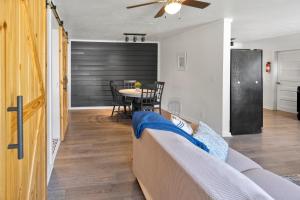 Hickory Cottage - Short distance to downtown, beaches, and breweries