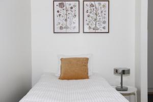 Suite Apartment OUNAS near main center spots Free onsite parking, WiFi