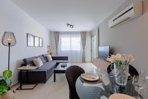 Stylish One-Bedroom Sea Retreat