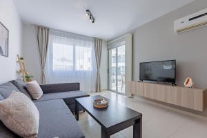 Stylish One-Bedroom Sea Retreat