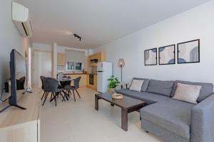 Stylish One-Bedroom Sea Retreat