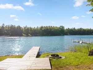 Putman Lake Cabin & Bunkhouse Beach AC Fish - Luther