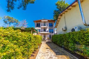 Benis Villa Apartments by PS