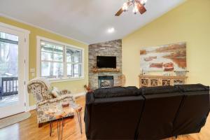 4 Mi to Bear Lake! Summer Retreat w Beach Access
