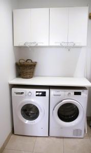 Appartements La Madrague - front de mer, acces prive plage et place de parking : photos des chambres