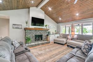 Modern Kentucky Lake Home w Deck, Dock, View