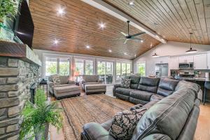 Modern Kentucky Lake Home w Deck, Dock, View