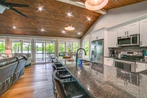 Modern Kentucky Lake Home w Deck, Dock, View
