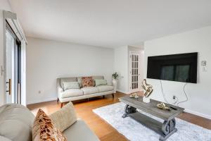 Quaint Bristol Townhome about 14 Mi to West Hartford!