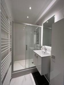 Paris Serenity Bedroom [Female guest only]