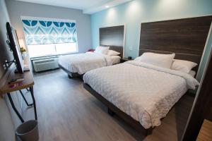 Queen Room with Two Queen Beds room in Tru By Hilton Cedar Rapids Westdale