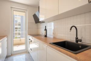 Sea view apartment by Nono Ban