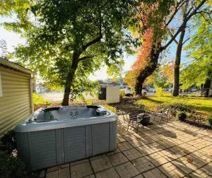 Charming PLX Cottage-LAKE VIEW - New Franklin