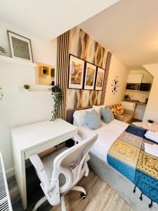 Newly Renovated Private self contained room with Private dedicated Bathroom - Selly Oak Birmingham R2