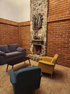 Villa Nidawi by Natut Huasca