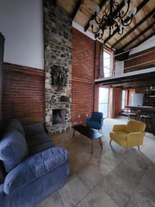 Villa Nidawi by Natut Huasca