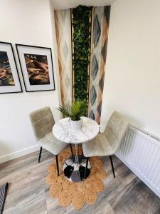 Newly Renovated Private Self Contained Room in Selly Oak Birmingham with own Kitchenette and shared bathroom between two rooms R3