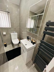 Newly Renovated Private self contained Room in Selly Oak Birmingham with own Kitchenette and shared bathroom between two rooms R4
