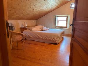 Maisons de vacances Maison en Granit renovee avec terrain et terrasse, proche Tence, ideale pour famille et activites outdoors - FR-1-582-134 : photos des chambres