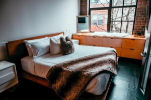 Massive Downtown Seattle Condo - Free Parking!