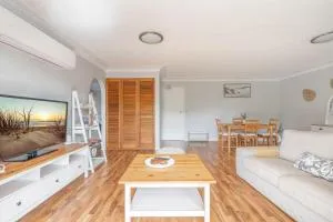 Lovely 2-Bed by Oxenham Park Transport & Shops - North Gate Junction