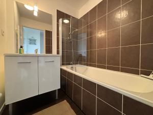 Maison 2 chambres au calme avec piscine, proche plages et commerces - FR-1-197-484