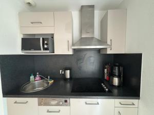 Maison de Vacances 2* avec Piscine Chauffée, Proche Plage et Commerces - FR-1-197-492