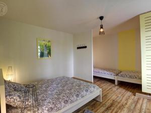Maisons de vacances Gite Neulise, 3 pieces, 8 personnes - FR-1-496-260 : photos des chambres