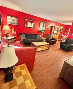 Family Friendly Downtown Home - Private Yard & Grill - Location, Location, Location!