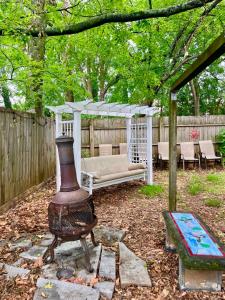 Family Friendly Downtown Home - Private Yard & Grill - Location, Location, Location!