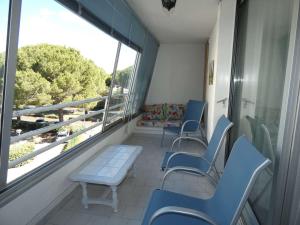 Bel appartement 2 pièces avec loggia vitrée, au calme, proche plage et commerces, parking inclus - FR-1-328-237