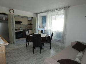 Bel appartement 2 pièces avec loggia vitrée, au calme, proche plage et commerces, parking inclus - FR-1-328-237