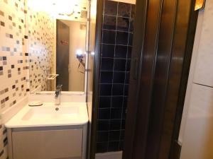 Bel appartement 2 pièces avec loggia vitrée, au calme, proche plage et commerces, parking inclus - FR-1-328-237