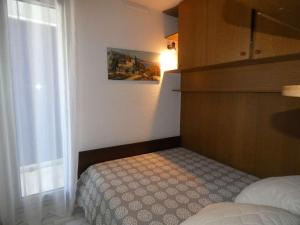 Bel appartement 2 pièces avec loggia vitrée, au calme, proche plage et commerces, parking inclus - FR-1-328-237