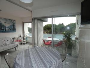 Appartement 2 pièces avec piscine, parking privé, proche commerces et plage, exposé sud - FR-1-328-264