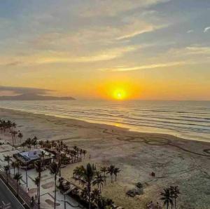 Apartamento no Canto do Forte com ar condicionado