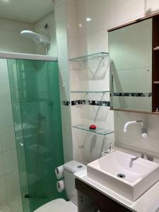 Apartamento no Canto do Forte com ar condicionado